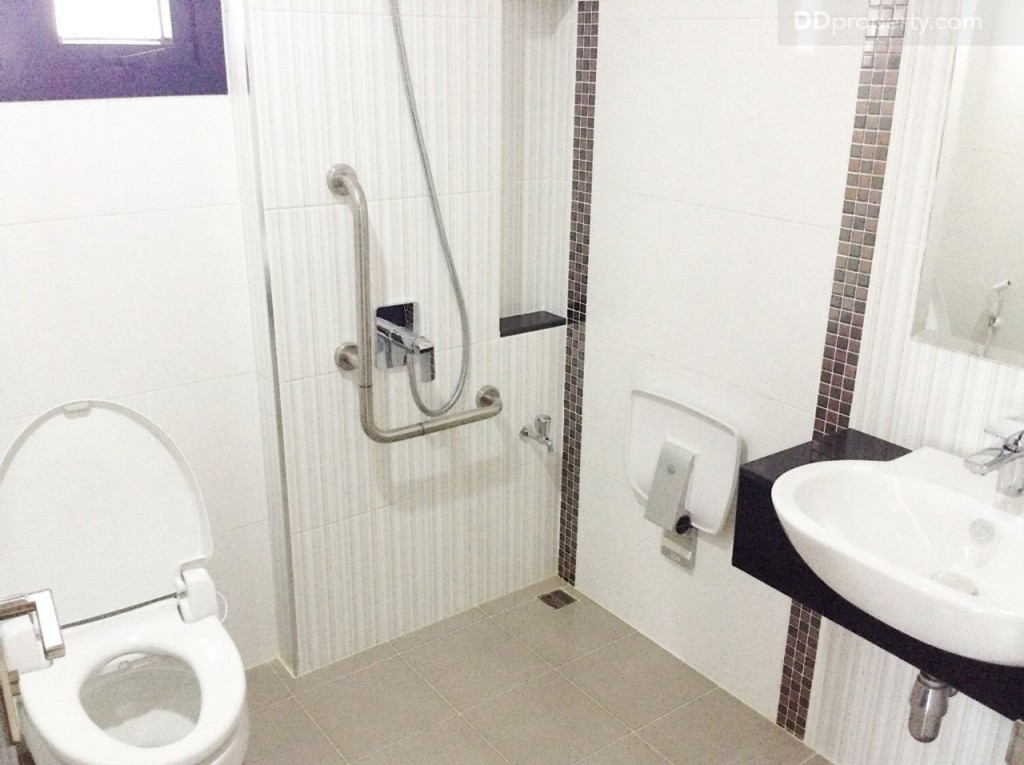 nc on green charmNc on Green Charm_114-092