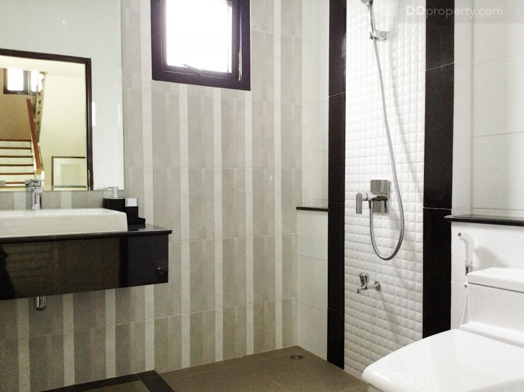 nc on green charmNc on Green Charm_64-043