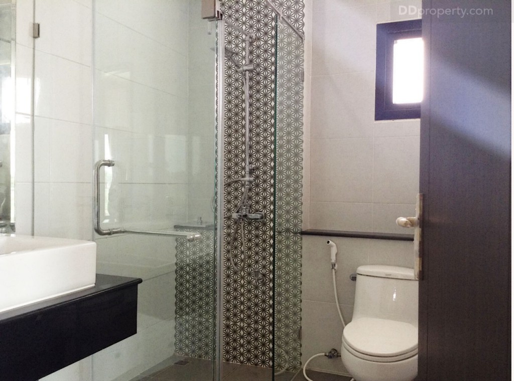 nc on green charmNc on Green Charm_79-058