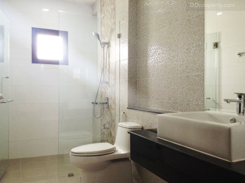 nc on green charmNc on Green Charm_82-061