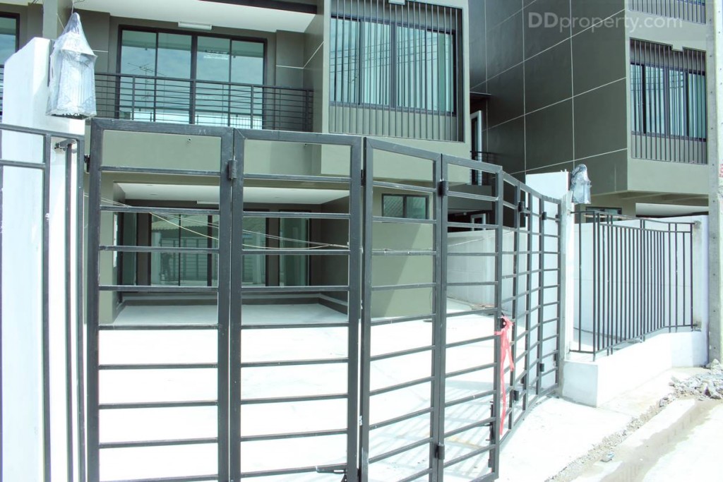 พื้นที่ทางเข้าด้านหลังที่เราเรียกว่าชั้น G อยู่ในระนาบเดียวกับถนนถายในซอยซึ่งเราสามารถเข้ามาจากทางปากซอย บ้านสวน-ศุขประยูร 23 ได้ปกติ