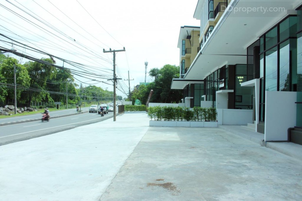 พื้นที่จอดรถขนาดใหญ่บริเวณด้านหน้าติดถนน ซึ่งแบ่งตามหน้ากว้างของแต่ละยูนิต