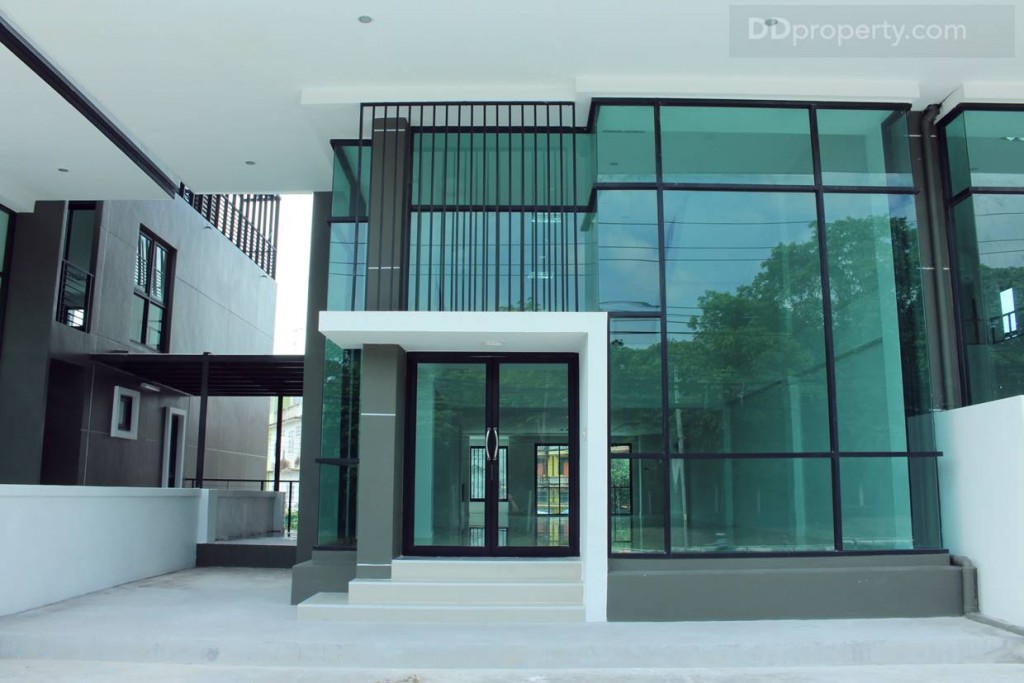 ตัวอาคารยูนิตนี้หน้ากว้าง 6.95 เมตรโดยประมาณ พร้อมยกหลังคาสูงให้ด้านหน้าตัวอาคารดูโอ่โถง