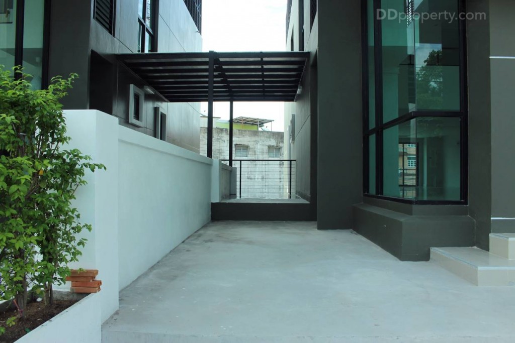 พื้นที่ด้านข้างของตัวอาคาร กว้างประมาณ 2 เมตร ลึกประมาณ 5 เมตร สามารถนำรถมอเตอร์ไซค์มาจอดได้ 