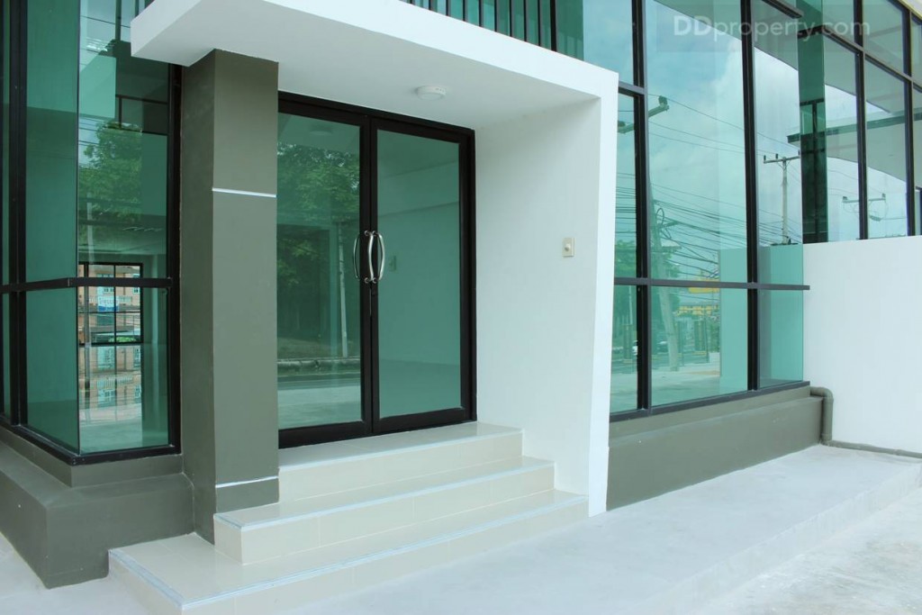 ด้านหน้าทางเข้าชั้น 1 มีการออกแบบด้านหน้าทางเข้าประตูให้ยื่นออกมาเพื่อเพิ่มมิติให้กับตัวอาคาร พร้อมการเข้ามุมของกระจกเพื่อสร้างลูกเล่น 