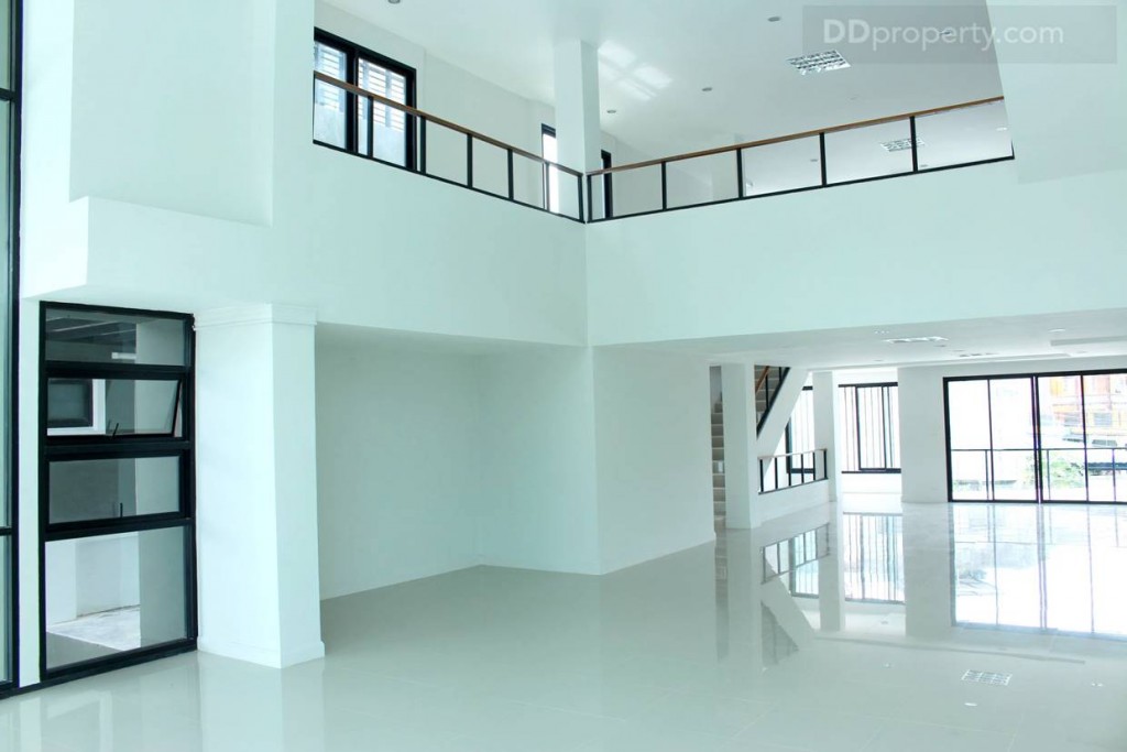 มุมมองภายในตัวอาคาร จะเป็นโถงโถงโล่งขนาดใหญ่ ผนังเป็นคอนกรีตฉาบเรียบสีขาว ขนาด 7 x 15 เมตร โดยประมาณ