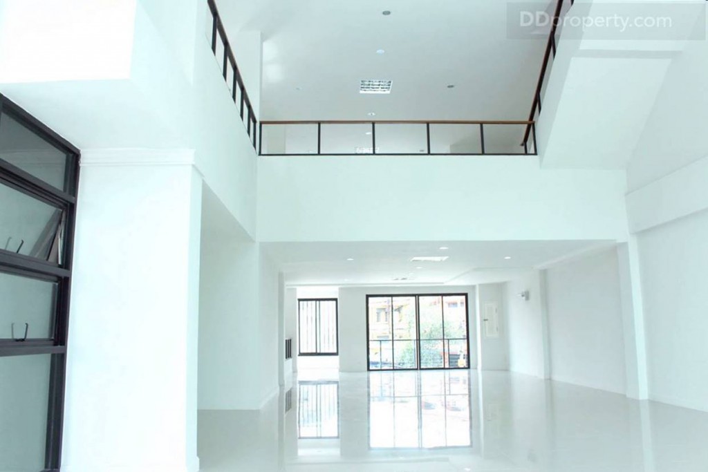 พื้นบริเวณชั้น 1 ปูด้วยประเบื้องแกรนิตโต้ผิวเรียบเงา ขนาด 60 x 60 ซม. เช่นเดียวกับพื้นของบริเวณชั้นลอย