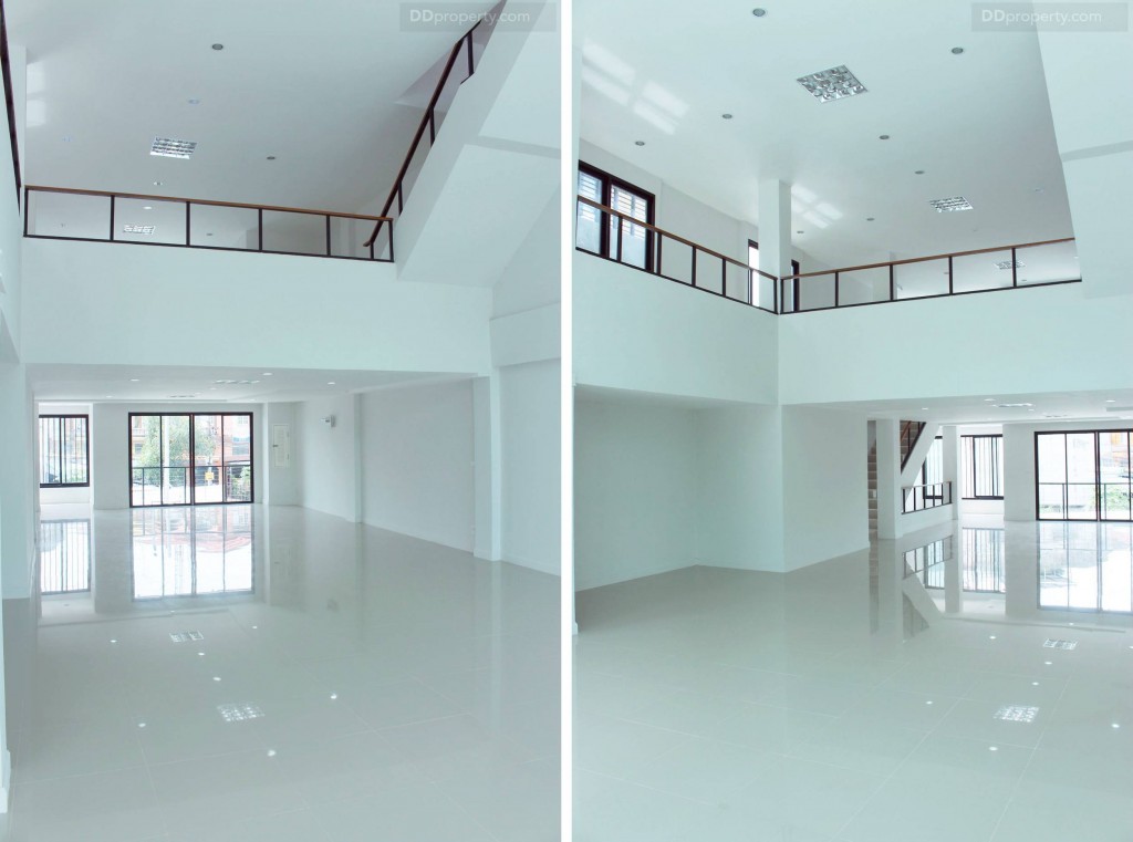 เพดานห้องโถงสูงสุดอยู่ที่ 5 เมตรโดยประมาณ ทำให้ภายในตัวอาคารดูโปร่งโล่งเป็นอย่างยิ่ง ส่วนความสูงเพดานใต้ชั้นลอยประมาณ 2.5 เมตรโดยประมาณ ซึ่งเป็นระดับความสูงที่มาตรฐาน