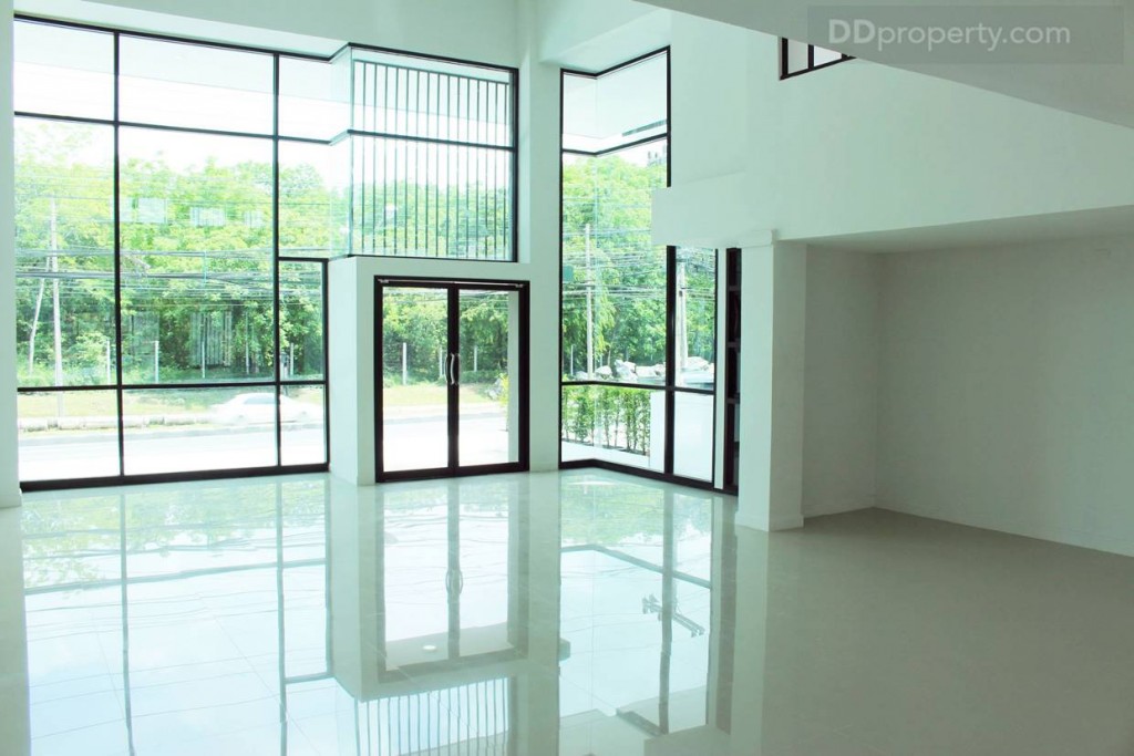 พื้นที่ด้านหน้าเป็นบานกระจกบานใหญ่หนา 8 มม. กับขอบอะลูมิเนียมดำ ช่วยในการรับแสงเข้ามาในตัวอาคาร พร้อมยังเปิดรับมุมมองจากทั้งด้านนอกและด้านใน และสร้างความสวยงามให้กับตัวอาคารอีกด้วย 