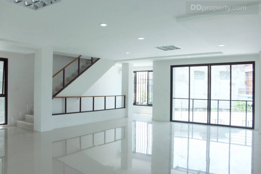 พื้นที่ด้านในนี้จะเป็นส่วนที่จะไปได้ทั้งบริเวณใต้อาคาร และชั้นลอย ซึ่งจะมีบันไดอยู่ทางซ้ายมือ อีกทั้งยังมีระเบียงอยู่ด้านหลังอีกด้วย 