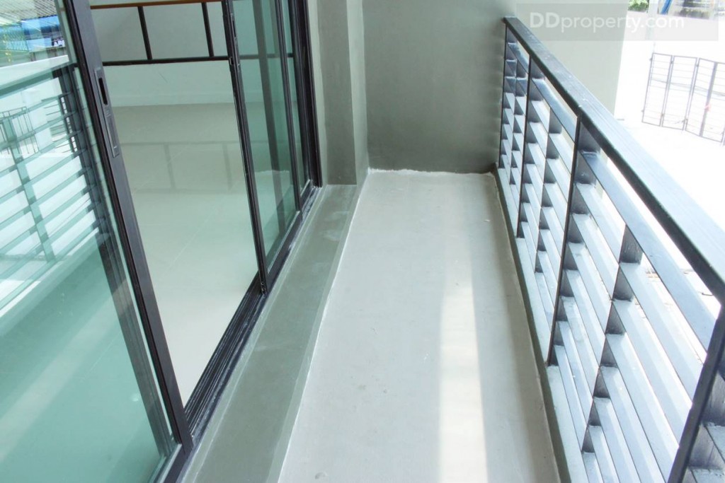 พื้นที่ระเบียงขนาด 0.8 x 4.35 เมตร ด้วยความกว้างขนาดนี้สามารถออกมายืนรับลมได้เป็นอย่างดี