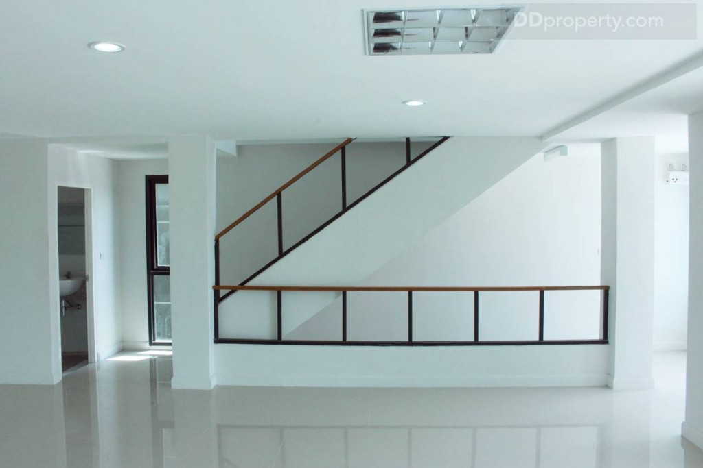 ห้องน้ำของชั้น 1 จะอยู่บริเวณบันไดทางขึ้นชั้นลอย