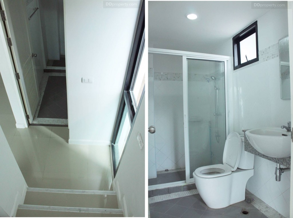 ถ้าหากลงบันไดไปยังชั้น G ก็จะพบห้องน้ำอยู่ตำแหน่งเดียวกัน โดยจะมีการแยกส่วนเปียก-แห้ง พร้อมฉากกั้นอาบน้ำมาให้พร้อม และหน้าต่างบานกระทุ้งเพื่อระบายอากาศ