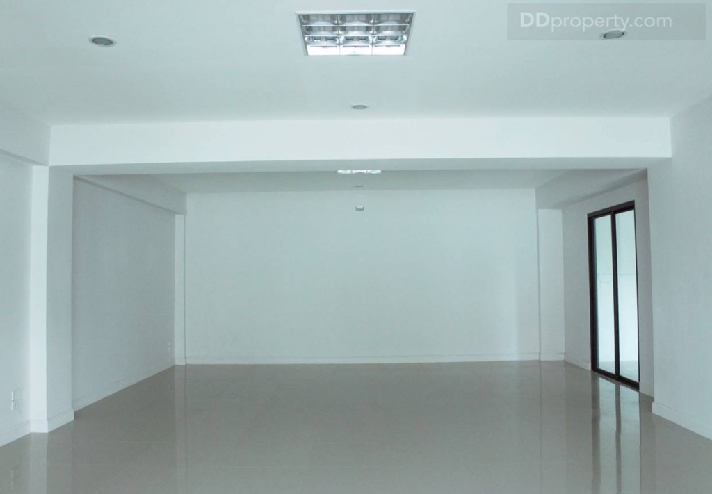 พื้นที่ชั้น G เป็นโถงโล่งขนาดใหญ่ สามารถดัดแปลงใช้ได้ตามความต้องการ ที่เรียกชั้น G ก็เพราะชั้นนี้ไม่ได้อยู่ใต้ดิน แต่อยู่ต่ำกว่าถนนใหญ่บริเวณด้านหน้านั่นเอง 