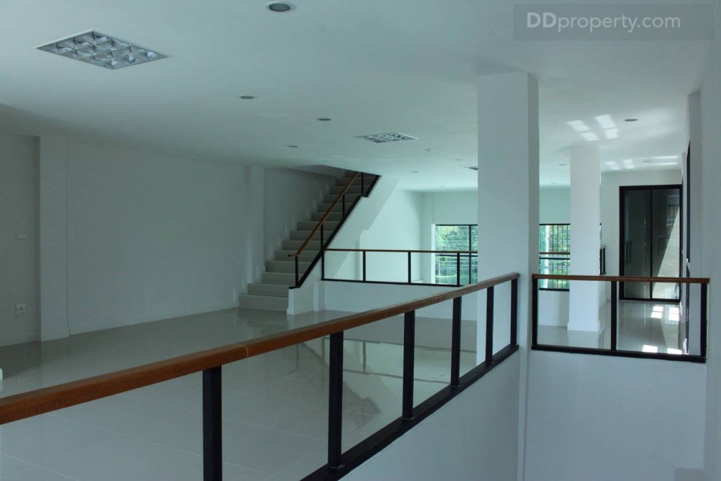 กลับขึ้นมายังบริเวณของพื้นที่ชั้นลอย จะใช้วัสดุเช่นเดียวกับชั้นหนึ่ง โดยชั้นลอยนั้นจะมีพื้นที่ประมาณ ¾ ของพื้นที่ชั้น 1 