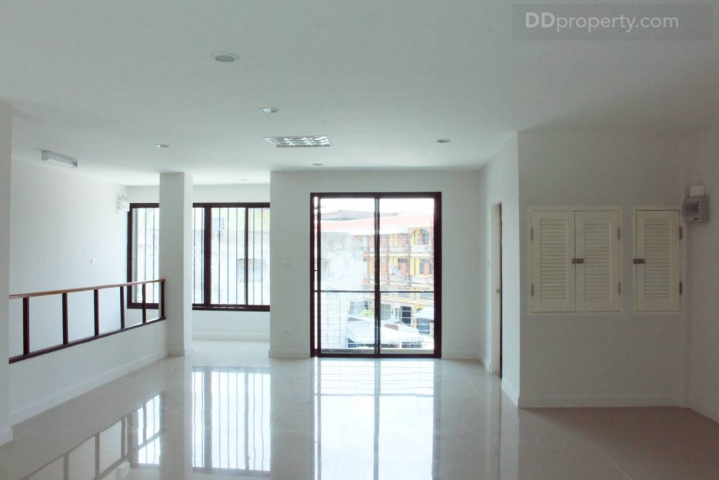 โดยชั้นนี้จะมีห้องน้ำอยู่ซ้ายมือของทางขึ้น ทำให้ระเบียงของชั้นนี้จะมีขนาดครึ่งหนึ่งของชั้น 1 ส่วนฝ้าเพดานใช้ยิปซั่มบอร์ดหนา 9  มม.