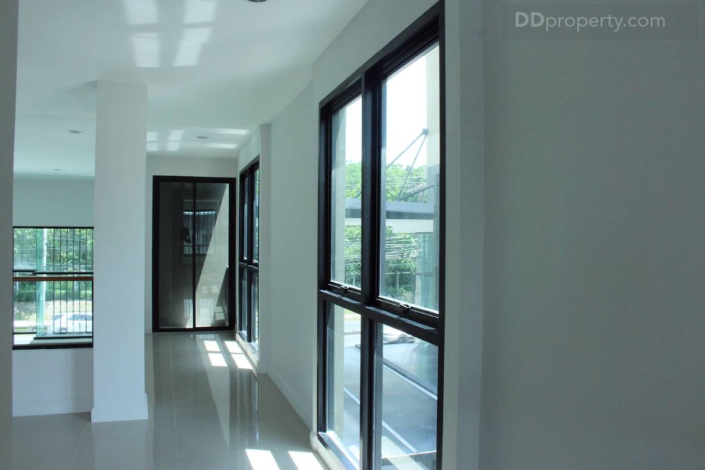 บานหน้าต่างส่วนใหญ่จะเป็นบานกระทุ้งขอบอะลูมิเนียมดำ 