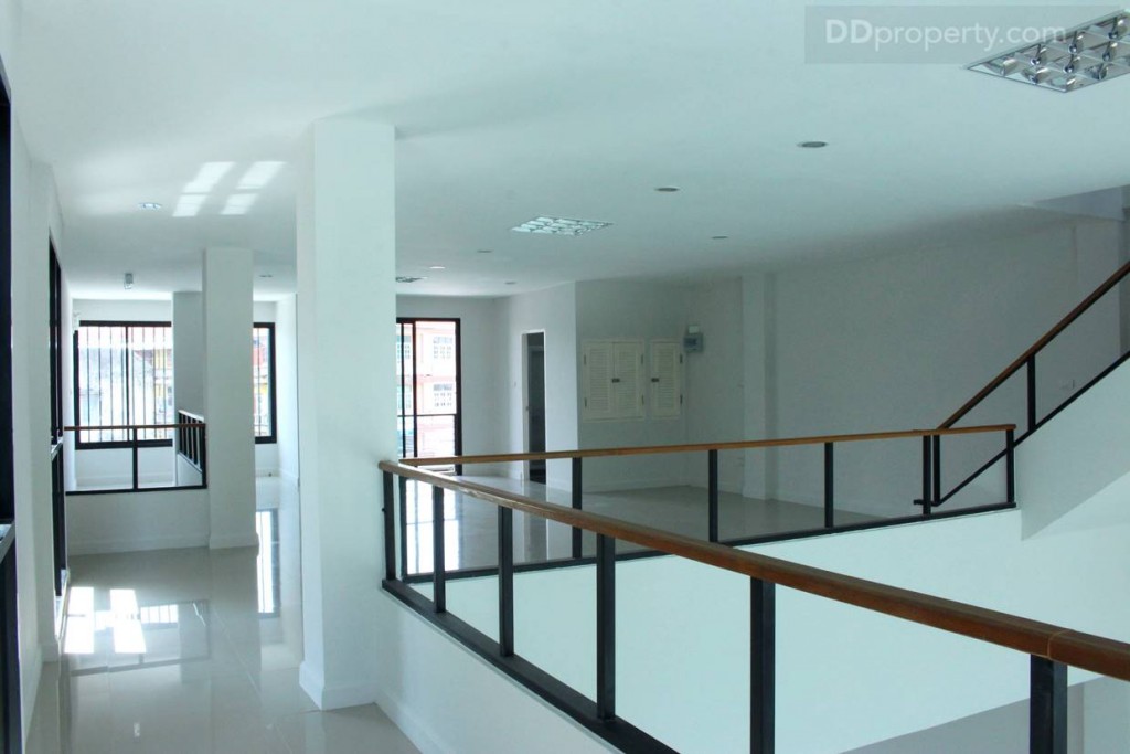 มุมมองจากบริเวณทางเดินด้านข้าง 