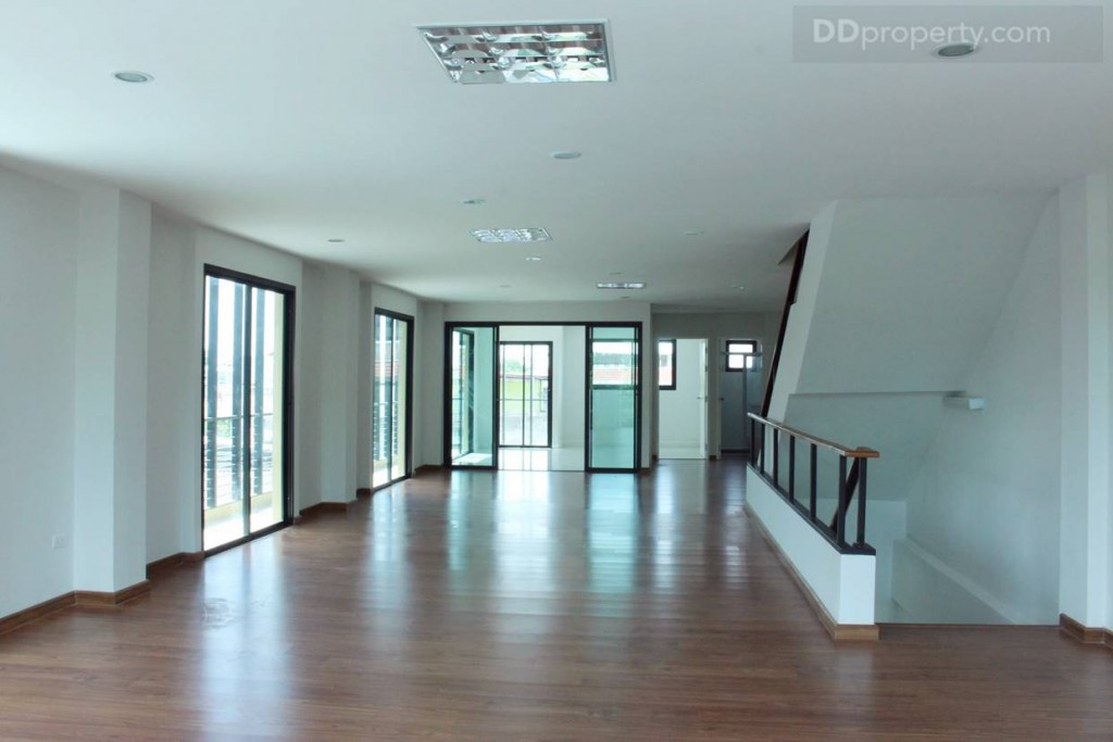 ขึ้นมายังพื้นที่ของชั้น 2 พื้นในชั้นนี้ปูด้วยลามิเนตหนา 8 มม. 