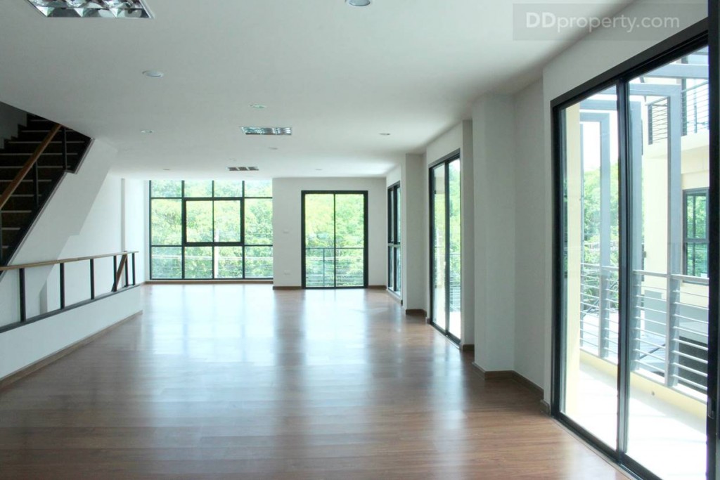 ชั้นนี้จะเปลี่ยนจากกระจกบานกระทุ้งเป็นประตูกระจกบานเลื่อนแบบสองตอนแทน