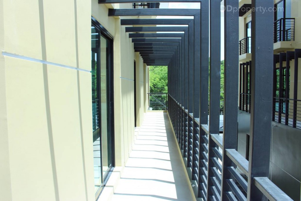 โดยสามารถเดินออกมายังบริเวณระเบียงที่มีความยาวเท่ากับตัวของอาคารหรือประมาณ 0.8 x 15 เมตร 