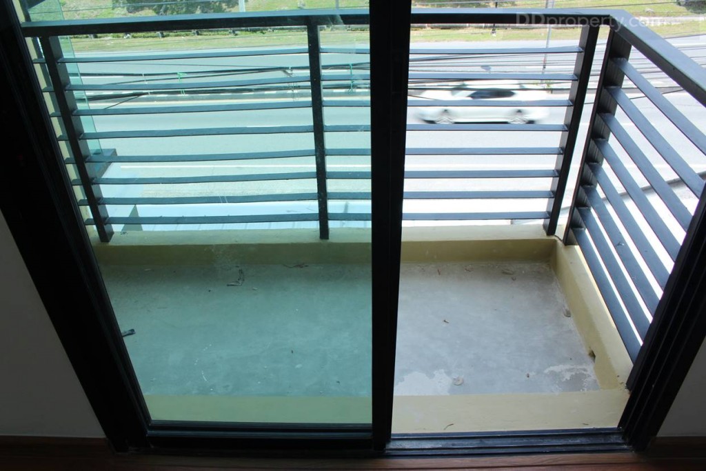 พื้นที่ระเบียงด้านน้าของชั้น 2 ซึ่งจะไม่ได้เชื่อต่อกับระเบียงยาวด้านข้าง