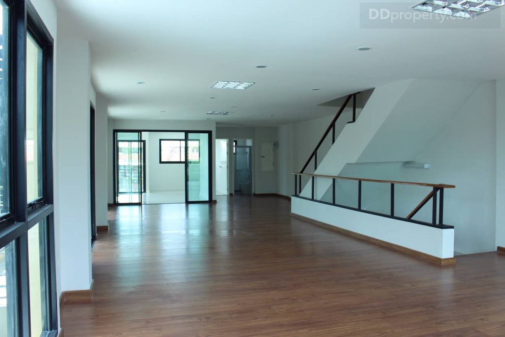 ไฟเพดานจะมีทั้งแบบไฟแผง และแบบดาวน์ไลท์ เพื่อความสว่าง และความหลากหลายในการใช้งาน