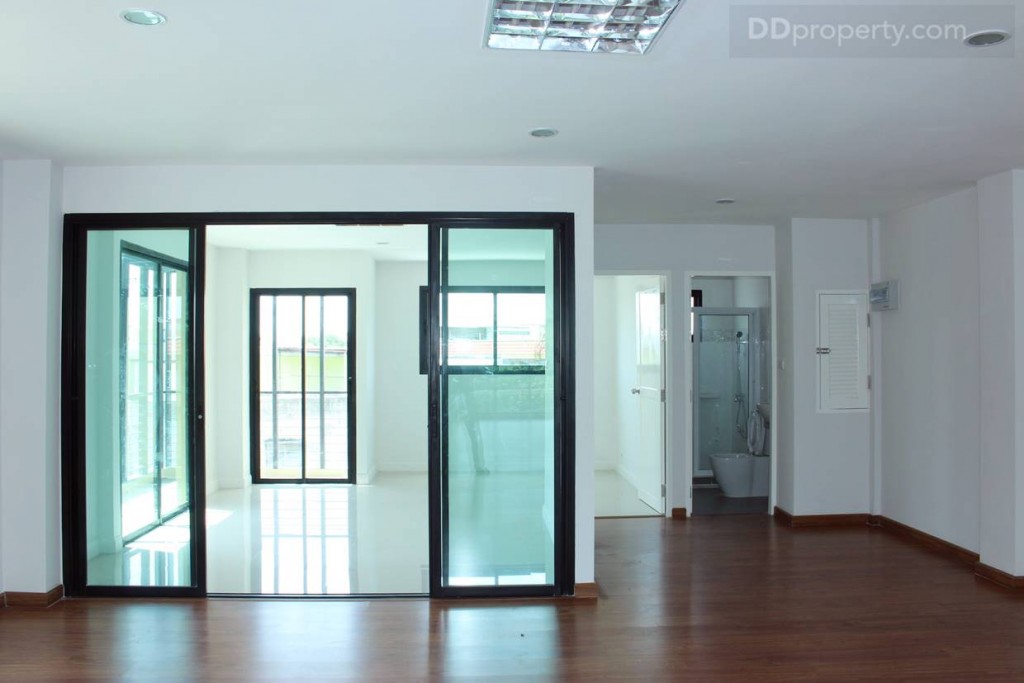 อีกฟากของชั้น 2 นี้จะประกอบไปด้วยห้องครัวแบบปิด และห้องน้ำด้านขวามือ