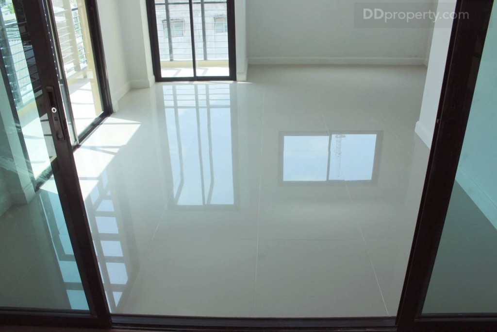 พื้นห้องครัวปูด้วยกระเบื้องแกรนิตโต้ผิวเรียบเงา เพื่อความสะดวกในการดูแลทำความสะอาด 