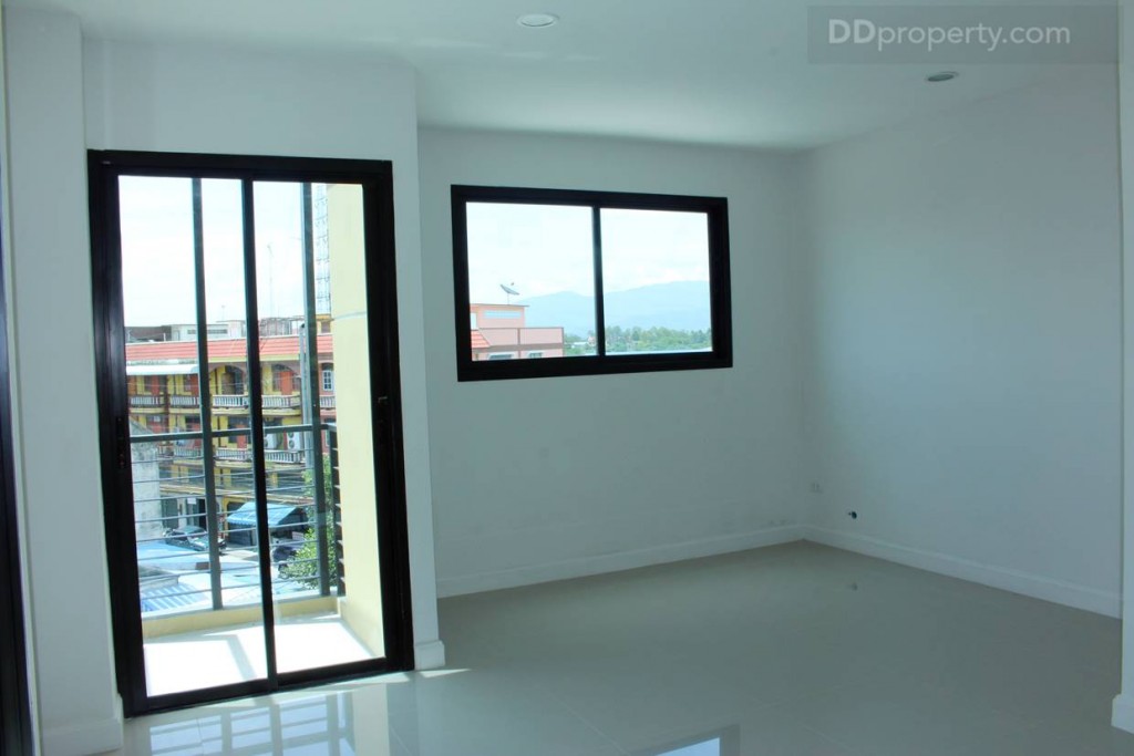 ภายในห้องครัวแบบปิดมีระบบการถ่ายเทอากาศที่ดี นอกจากหน้าต่าง บานเลื่อน แล้วยังมีประตูที่สามารถเปิดออกไปสู่ระเบียงได้อีกด้วย  