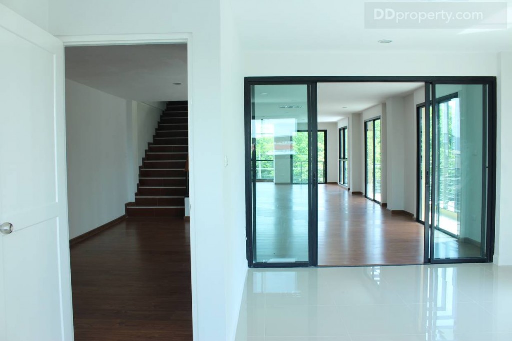 ห้องครัวมีทางเข้า 2 ทางทั้งประตูกระจกบานเลื่อนด้านหน้า และประตู HDF ด้านข้าง