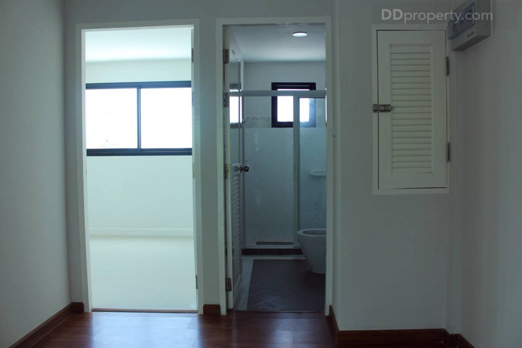 มีห้องน้ำอยู่ด้านข้างกับห้องครัว ขนาด 1.35 x 2 เมตร โดยประมาณ 