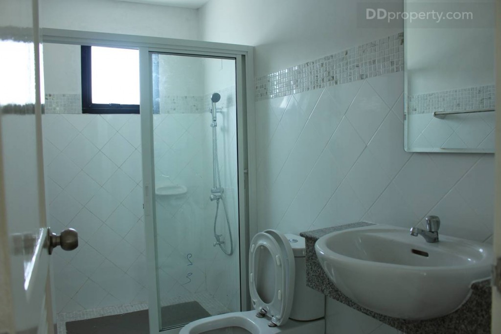 ภายในห้องน้ำปูด้วยกระเบื้องเคลือบทั้งพื้นและผนัง สุขภัณฑ์ American standard เหมือนกันทุกห้อง