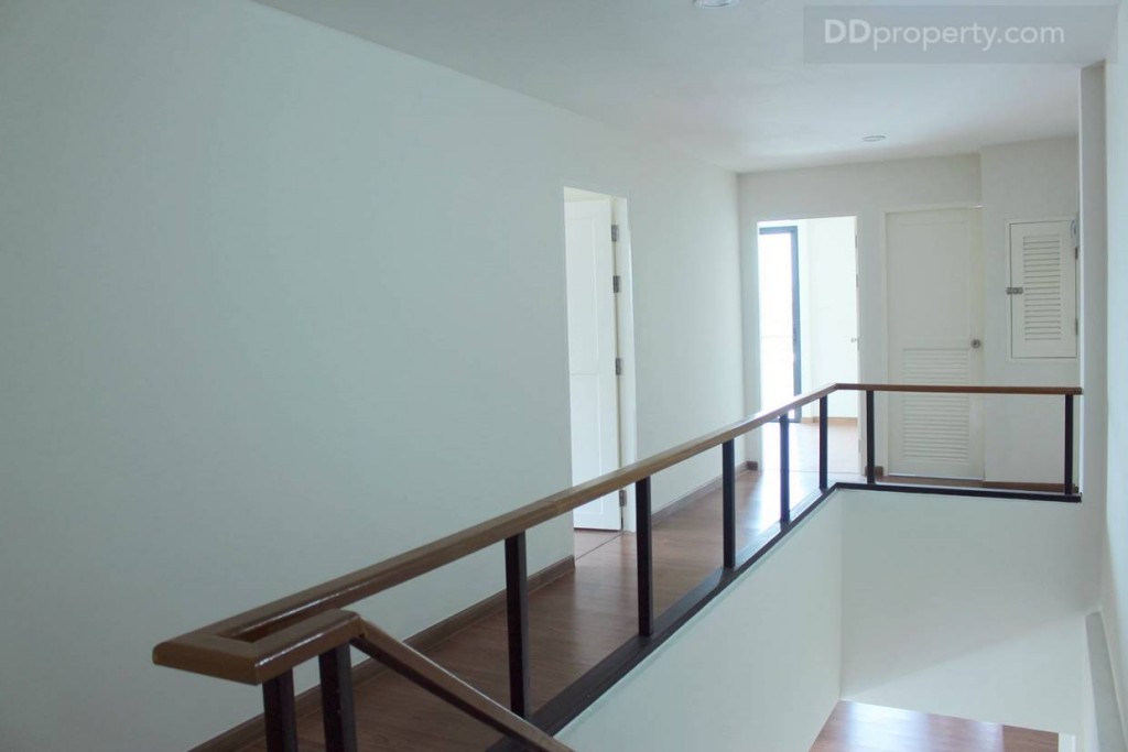 เมื่อขึ้นมาบริเวณชั้น 3 จะมีแต่พื้นที่ทางเดิน โดยส่วนที่เหลือจะถูกกั้นเป็นห้องๆ  โดยสามารถใช้เป็นห้องประชุมหรือห้องนอนก็ได้ตามต้องการ