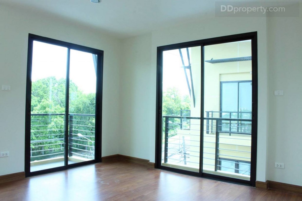 ห้อง 1 (Master Bedroom) จะเป็นห้องมุมด้านหน้า มีมุมระเบียงถึง 2 จุด 