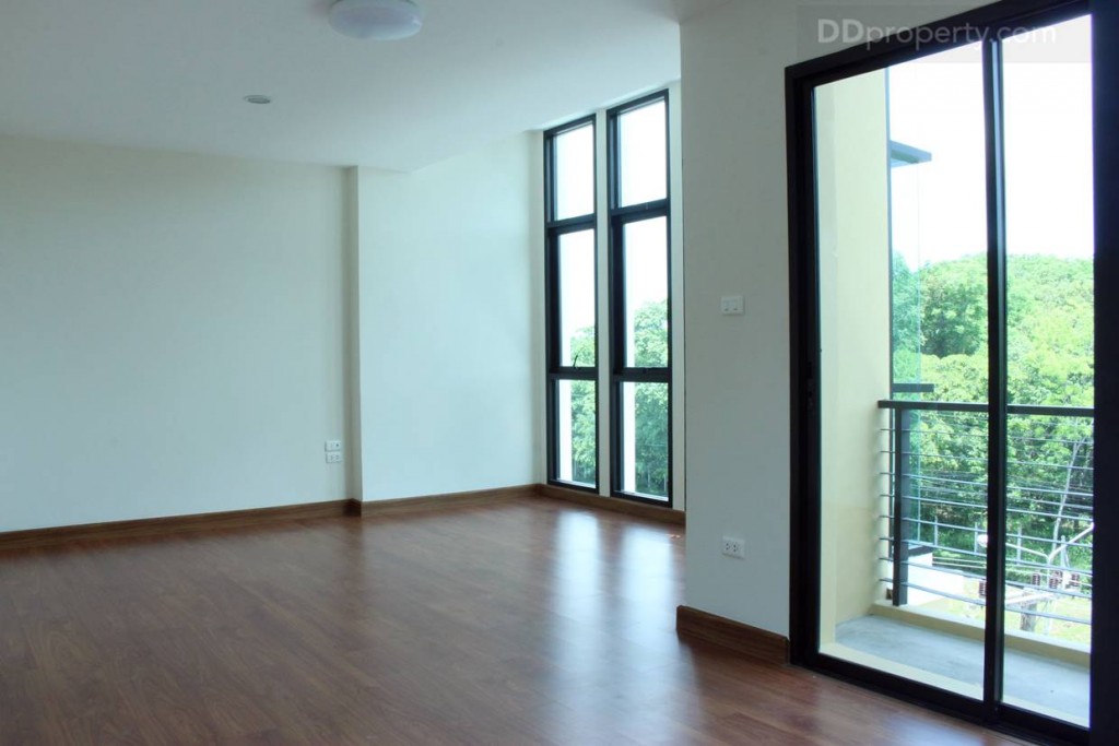 มุมมองของพื้นที่ด้านในที่เหมือนเป็นห้องที่มีกระจกรอบ ทำให้ดูโปร่ง และสว่างน่านอนเป็นที่สุด