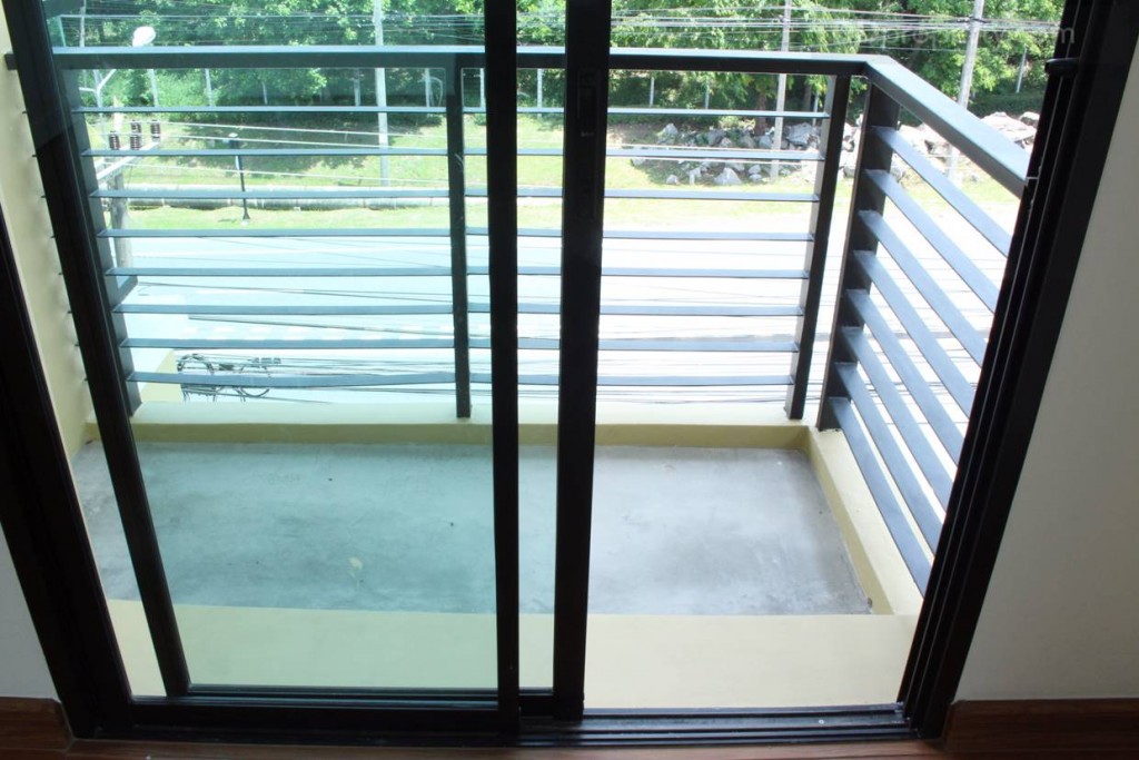 พื้นที่ระเบียงด้านหน้าขนาด 1 x 2 เมตร โดยประมาณ พื้นระเบียงเป็นคอนกรีตฉาบเรียบๆ 