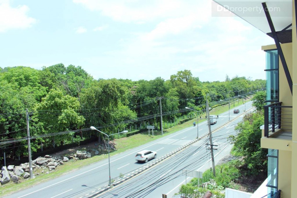 มุมมองด้านขวามือจะเห็นถนนศุขประยูร และพื้นที่สีเขียวเป็นพื้นที่ของค่ายทหาร