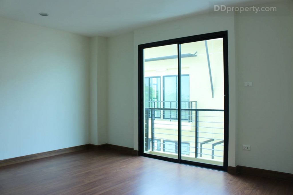 ห้อง 2 (ห้องตรงกลาง) ขนาด 3.5 x 4.10 เมตร มีระเบียงอยู่ด้านข้าง ซึ่งจะหันไปตรงกับยูนิตข้างๆ พอดิบพอดี