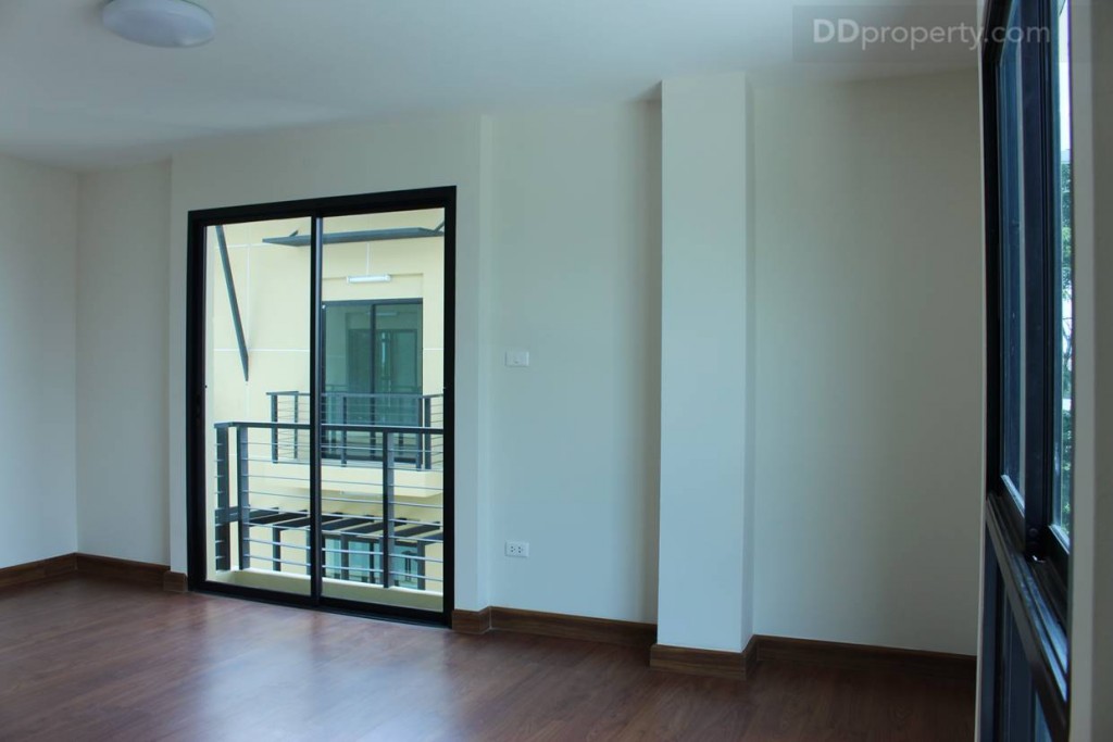 ห้อง 3 (ห้องด้านหลัง) เป็นห้องมุมจึงมีระเบียงส่วนตัว และมีหน้าต่างกระจกบานกระทุ้งเพิ่มขึ้นมา 