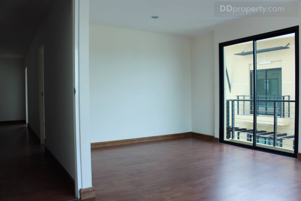 โดยพื้นที่ของห้องนี้ขนาด 4.14 x 4.85 เมตร ทุกห้องจะเป็นห้องเปล่า และจะไม่มีห้องน้ำในตัวเหมือนกันทุกห้อง แต่ถ้าอยากให้มีห้องน้ำในตัวอาจต้องทุบผนังออก เพราะห้องนี้จะอยู่ติดกับห้องน้ำ