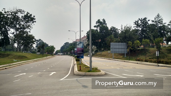 Smooth and quiet road in IOI Resort City