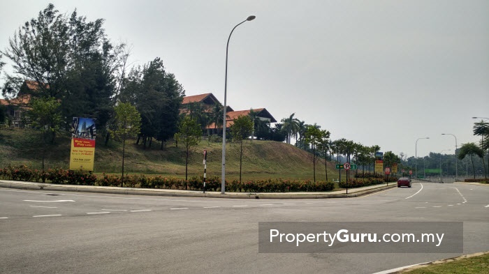 A smooth and traffic-free road along IOI Resort City