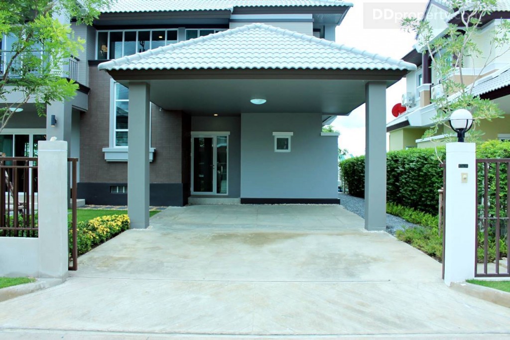 พื้นด้านหน้าทางเข้าบ้านเป็นพื้นคอนกรีตหน้ากว้าง 6 เมตรสามารถจอดรถได้สูงสุด 4 คัน