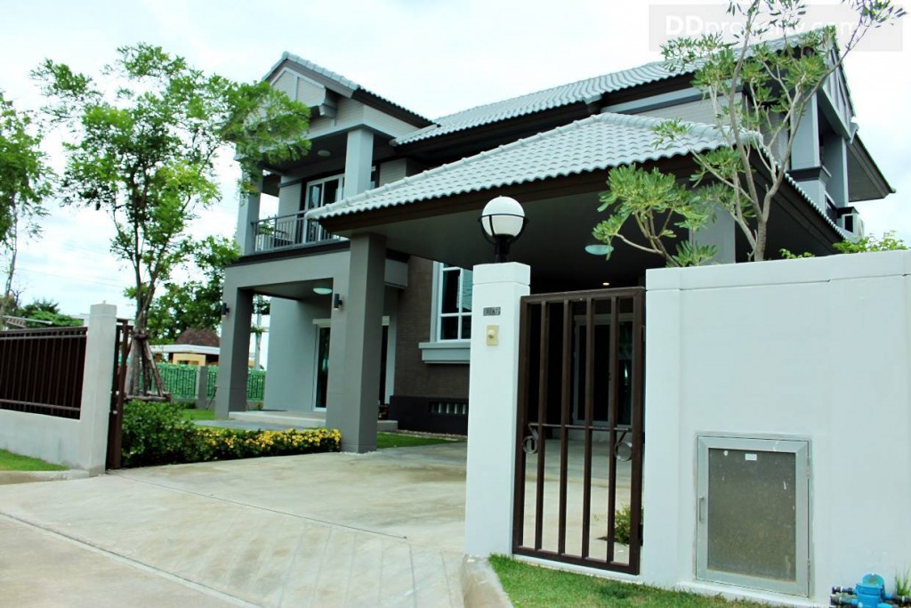 มุมมองด้านข้างของตัวบ้าน พร้อมประตูเล็กและที่ทิ้งขยะ