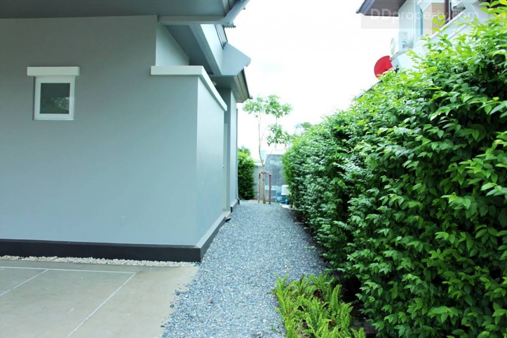 พื้นที่รอบบ้านด้านข้างโรยด้วยหิน