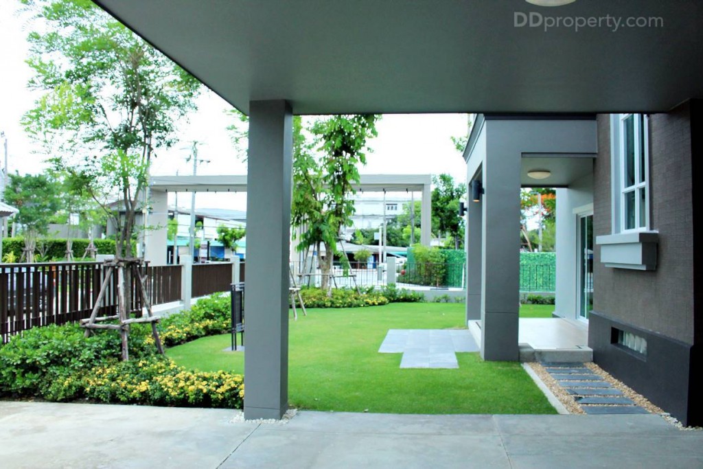 พื้นที่ด้านซ้ายของบ้านเป็นสนามหญ้า