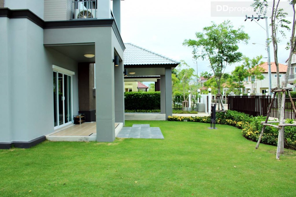 พื้นที่สนามหญ้าขนาดใหญ่ด้านขวา ของบ้านทำให้เห็นว่าเนื้อที่ 100 ตารางวานั้นมีพื้นที่ใช้สอยภายนอกอยู่มากทีเดียว