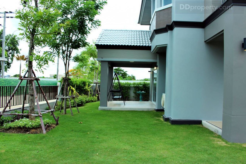 สวนนี้จัดมาให้พร้อมกับตัวบ้านและพื้นที่เฉลียงด้านข้างบ้าน สำหรับผู้ที่ต้องการแบบแต่งเสร็จ แต่ราคาก็เพิ่มขึ้นตามไปเช่นกัน 