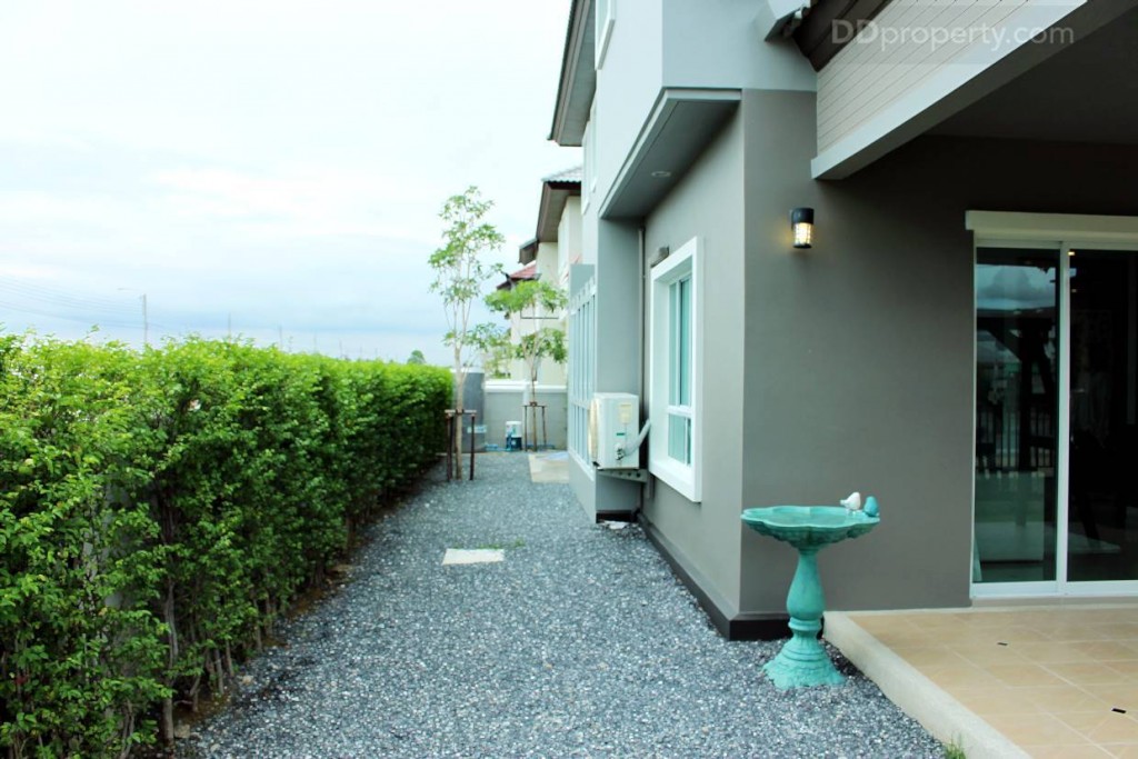 พื้นที่รอบบ้านบริเวณด้านหลังทางโครงการใช้หินโรย